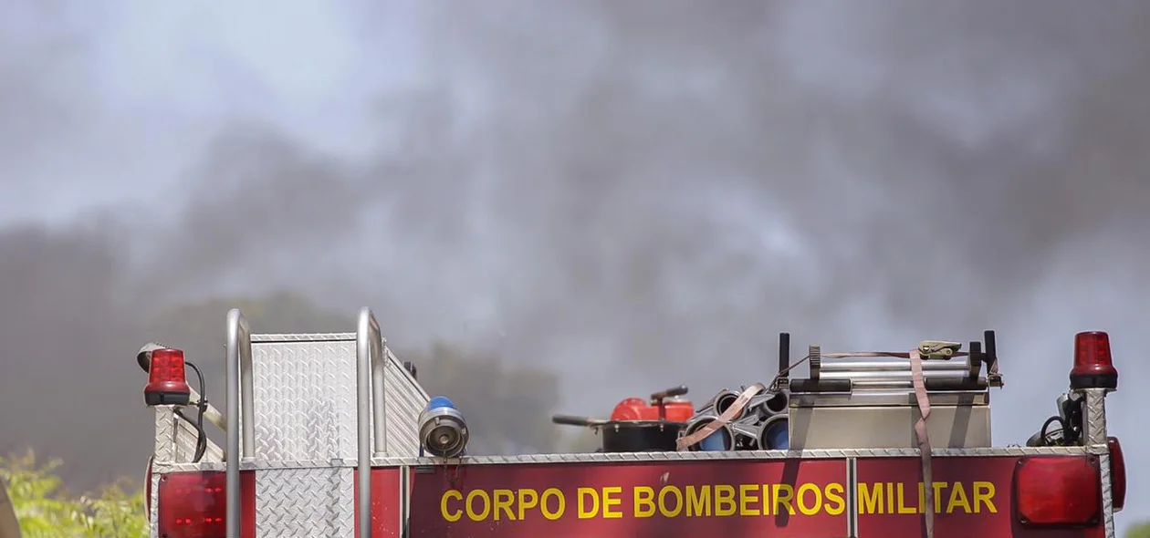Corpo de Bombeiros foi acionado para conter as chamas 