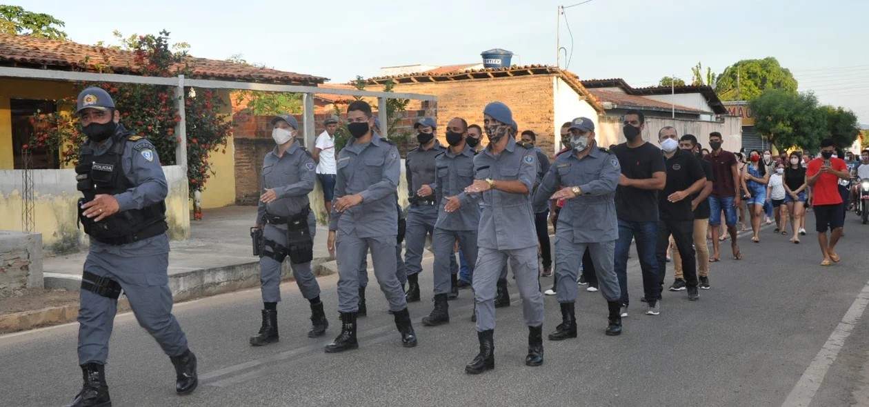 Policiais prestando homenagem ao soldado da PM do Maranhão