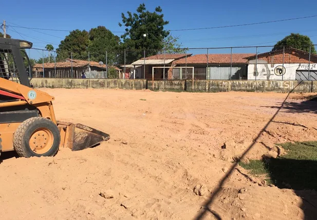 Obras no campo de futebol no bairro Nova Brasília