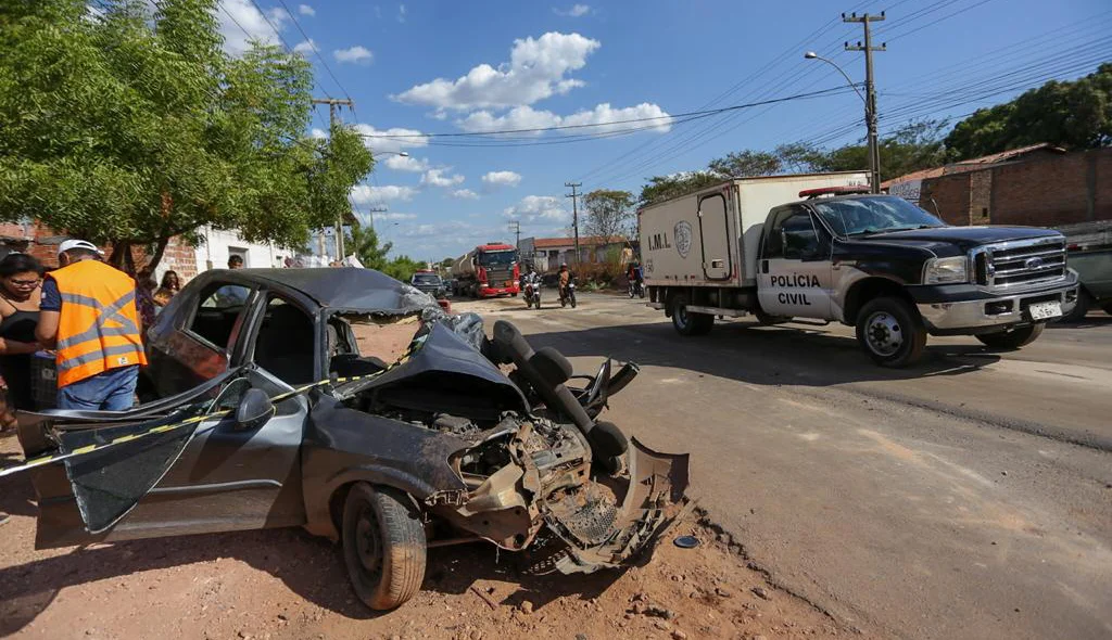 Acidente entre carro e caminhão deixa homem morto em Timon