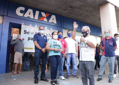 Odaly Medeiros, presidente do Sindicato dos Bancários do Piauí, discursa para a categoria