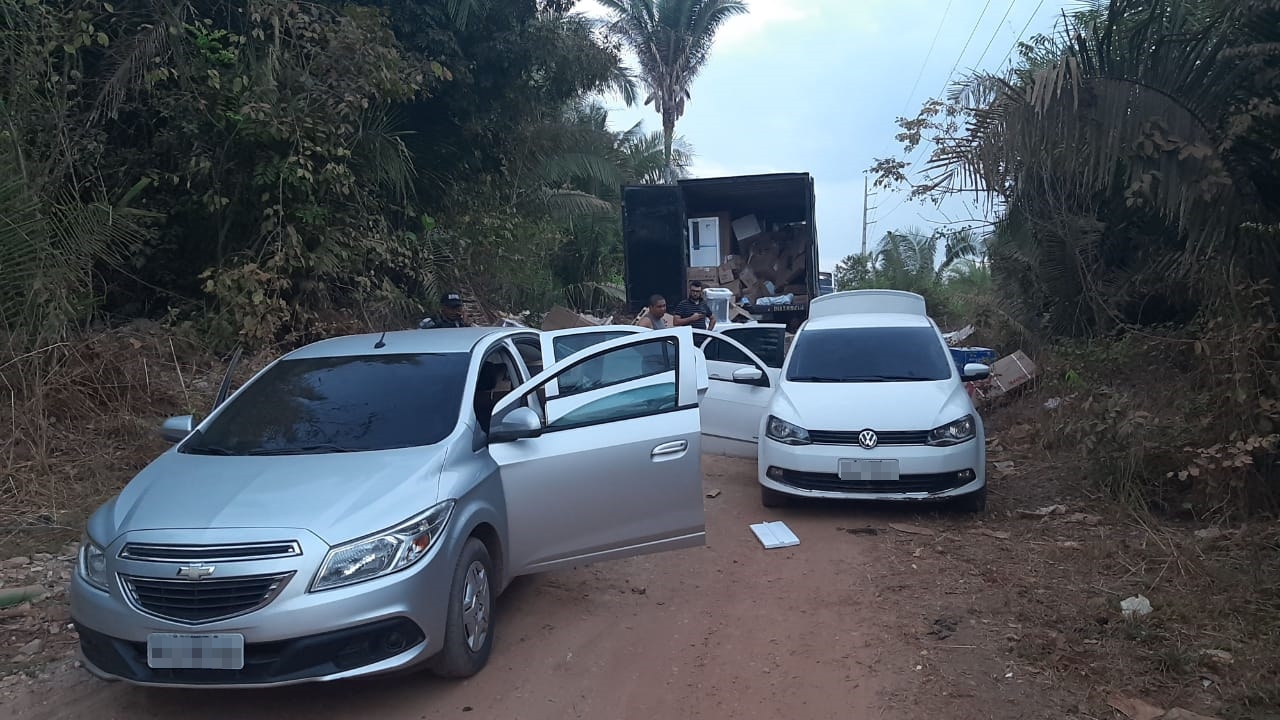 Dois veículos de passeio apreendidos e o caminhão carregado de eletrodomésticos.