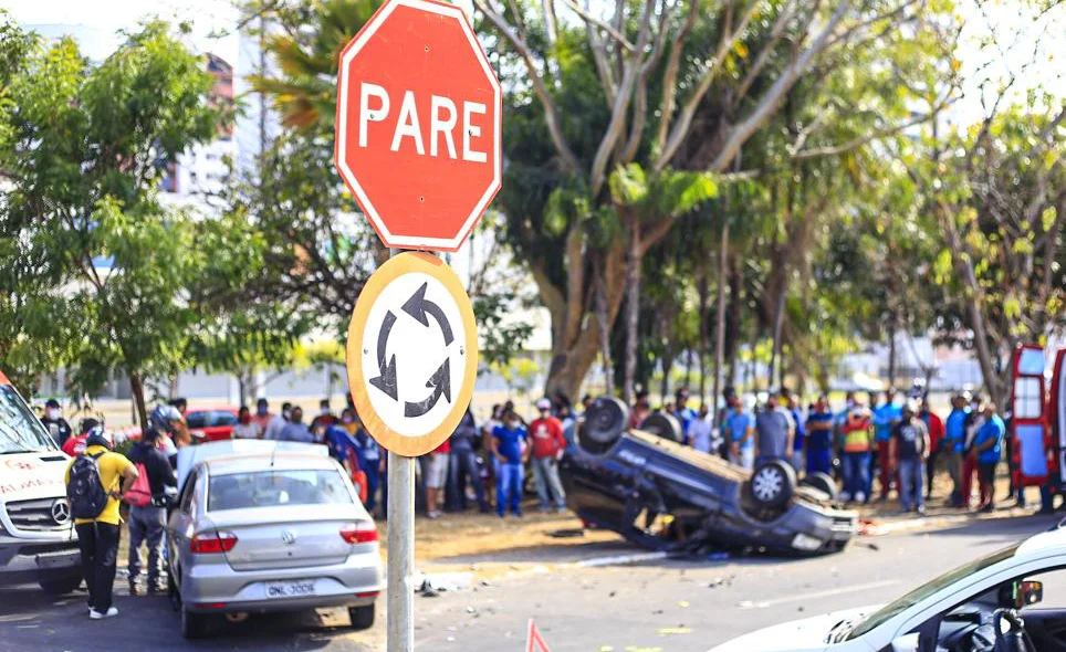 Acidente aconteceu próximo a Pintos Shopping na Avenida Raul Lopes
