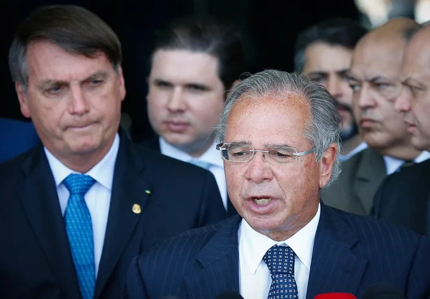 Paulo Guedes ao lado de Jair Bolsonaro