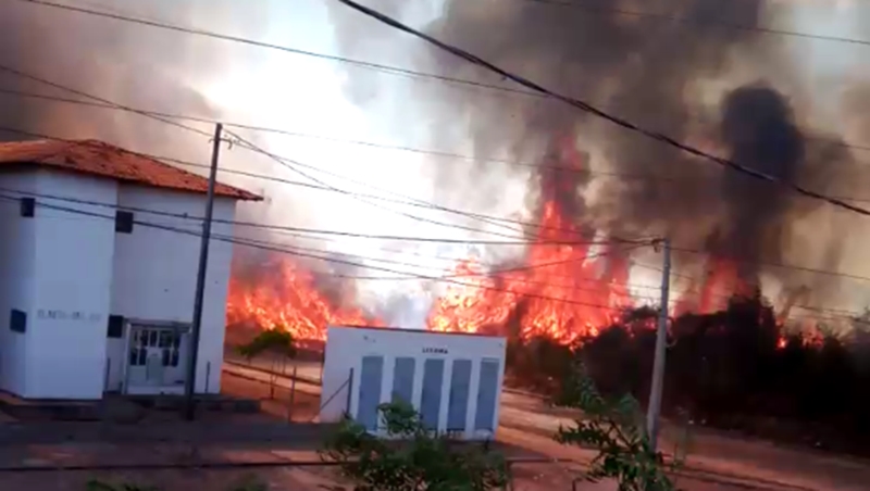 Incêndio em matagal na zona leste de Teresina