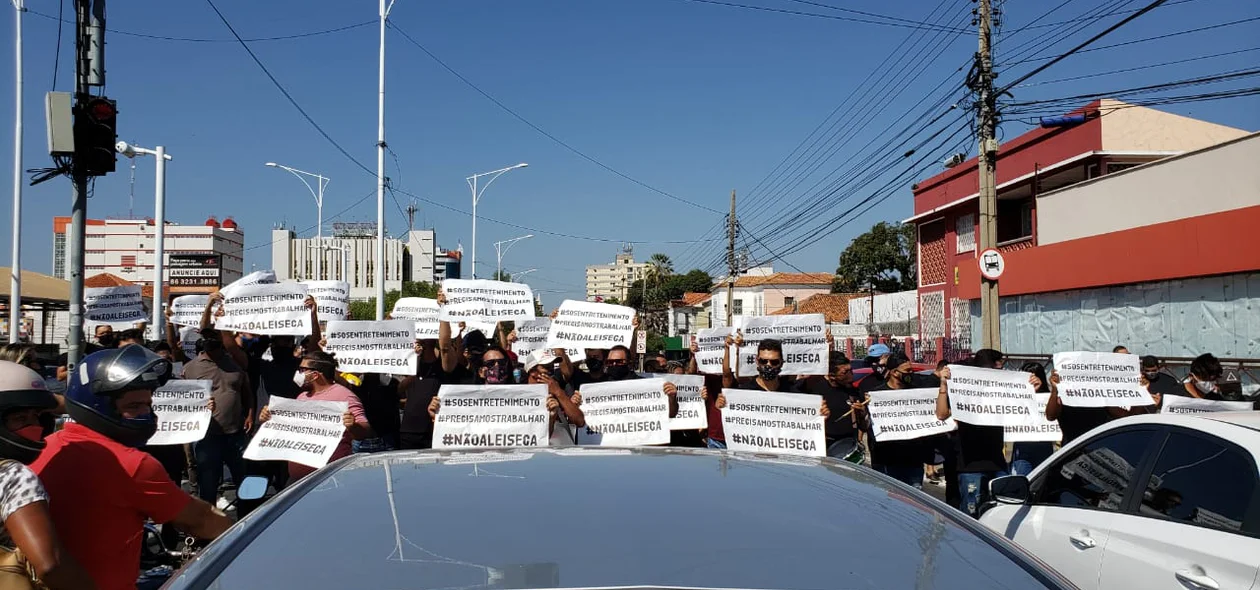 Manifestantes interditaram a Avenida Frei Serafim