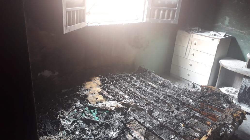 A cama que estava no quarto se deteriorou com as chamas 