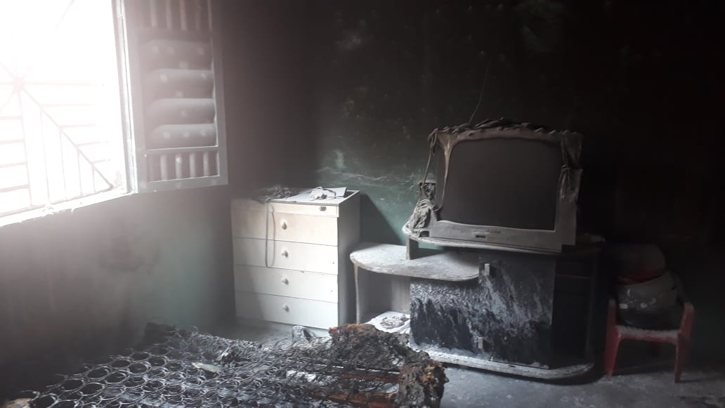 As chamas causaram danos no quarto da residência