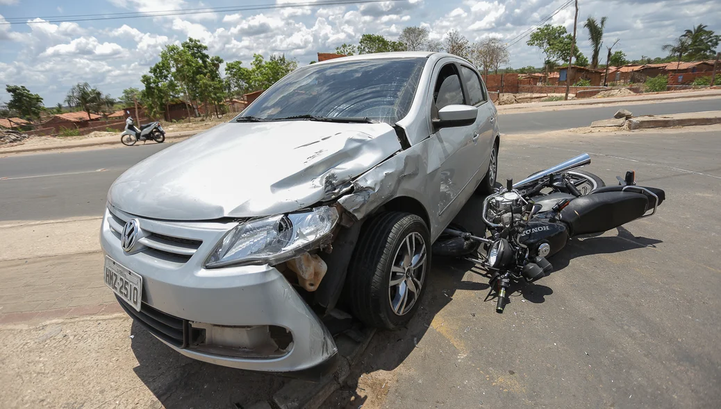 O acidente aconteceu entre uma moto e um veículo Gol na avenida Poti 