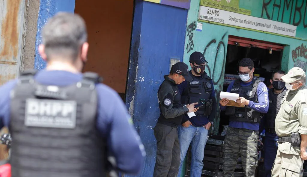 Policiais do Piauí colhendo informações sobre o caso