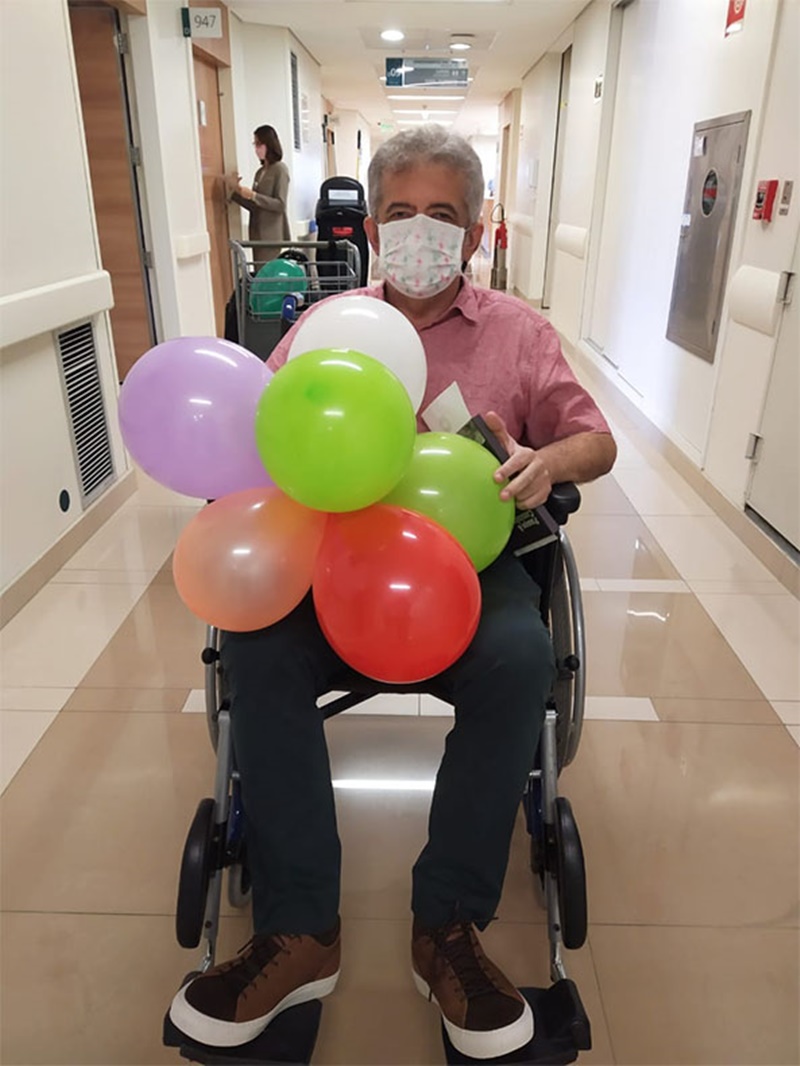 Álvaro Carneiro deixa Hospital Sírio-Libanês
