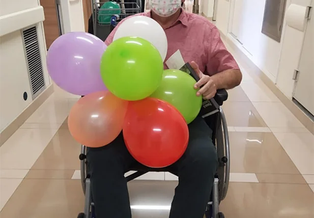 Álvaro Carneiro deixa Hospital Sírio-Libanês