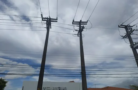 Postes de energia elétrica
