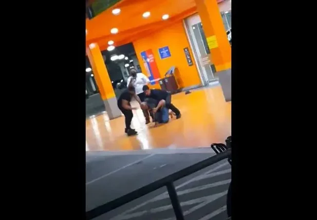 Homem sendo espancado no Carrefour