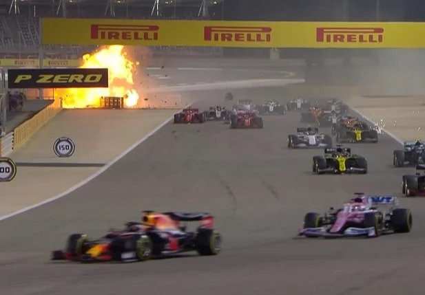 Carro Grosjean explode durante uma curva