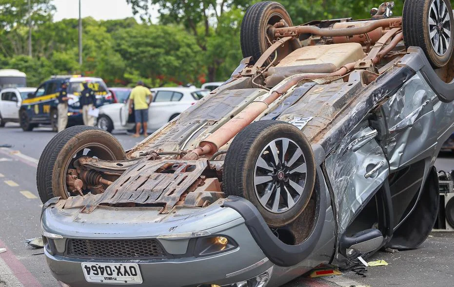 Fiat Strada capota após acidente 