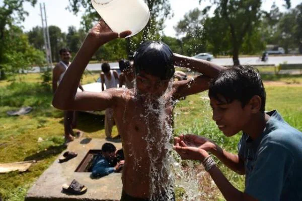 Forte onda de calor deixa 122 mortos sul do Paquistão