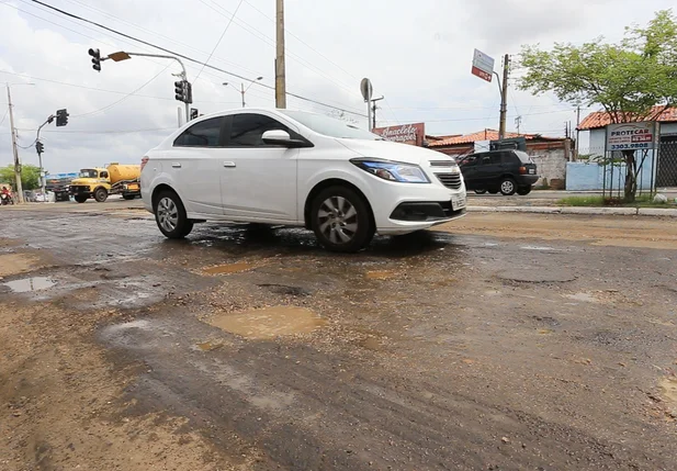Moradores criticam demora em obra na Avenida Duque de Caxias