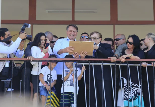 Bolsonaro recebe título de cidadania parnaibana de Mão Santa