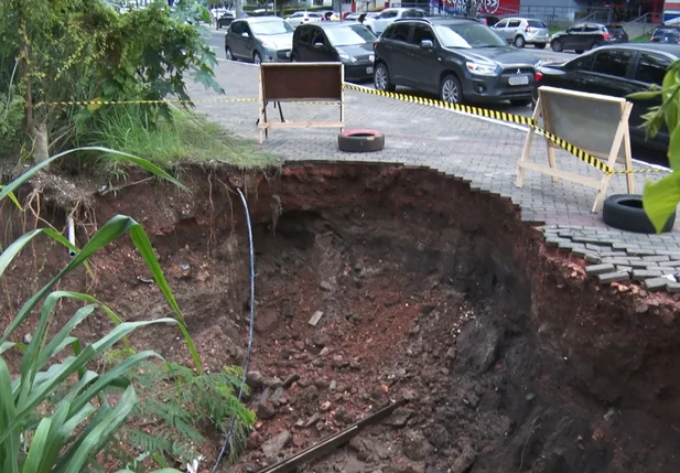 Cratera se abre na Avenida Raul Lopes e põe pedestres em risco