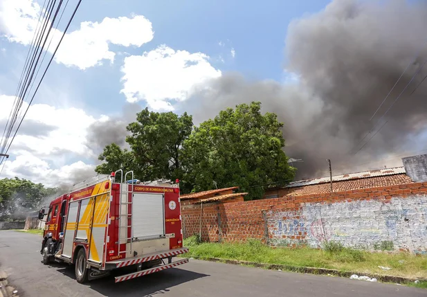 Metalúrgica pega fogo no bairro Matadouro em Teresina