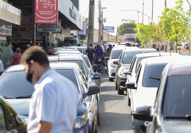 Veículos formam longas filas para abastecer a R$ 3,50 em Teresina