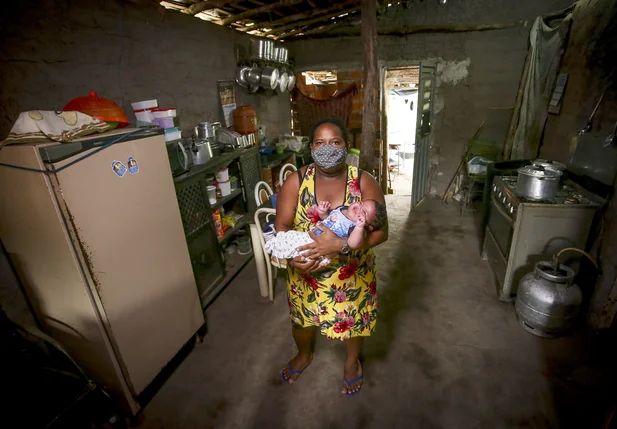 Mãe de bebê que nasceu com 7kg faz apelo para construir casa